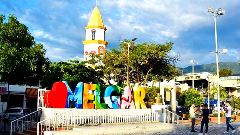 Letrero colorido de Melgar en la plaza principal del municipio