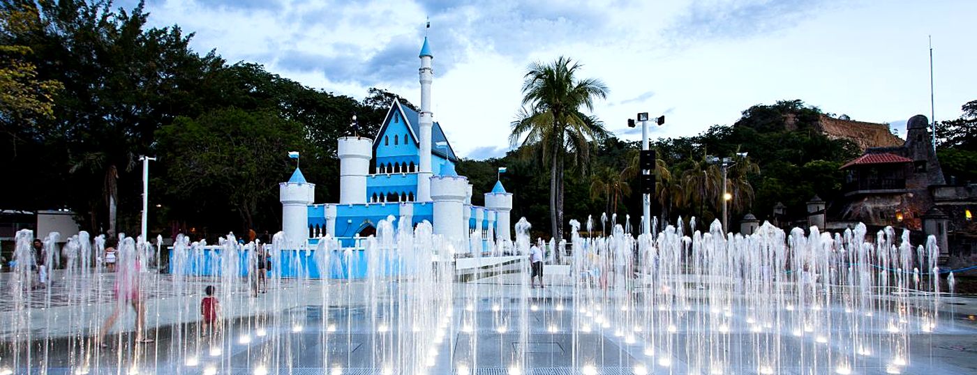 Fuentes danzantes del parque de Melgar, Tolima, de día