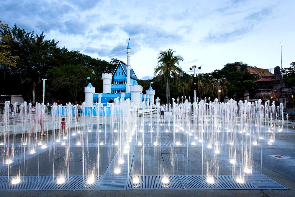 Fuentes de agua del parque de Melgar durante el día con chorros altos