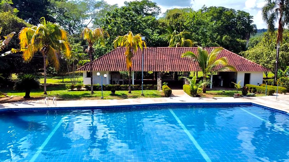 Piscina rodeada de palmeras y zonas verdes en Melgar, Tolima