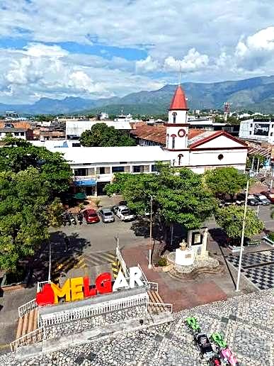 Vista aerea de la plaza principal de Melgar con la iglesia y el letrero de colores