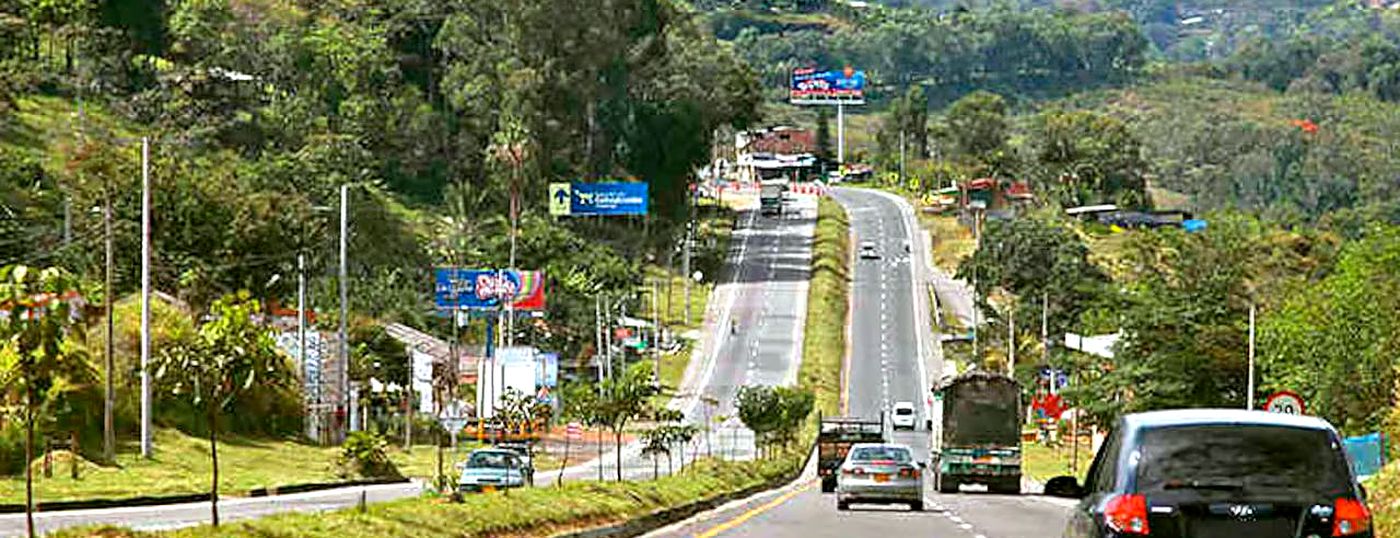 Carretera de la vía Bogotá-Melgar entre vegetación tropical